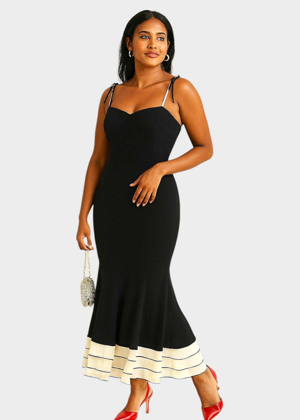 Vestido longo justo preto com decote coração e alças finas