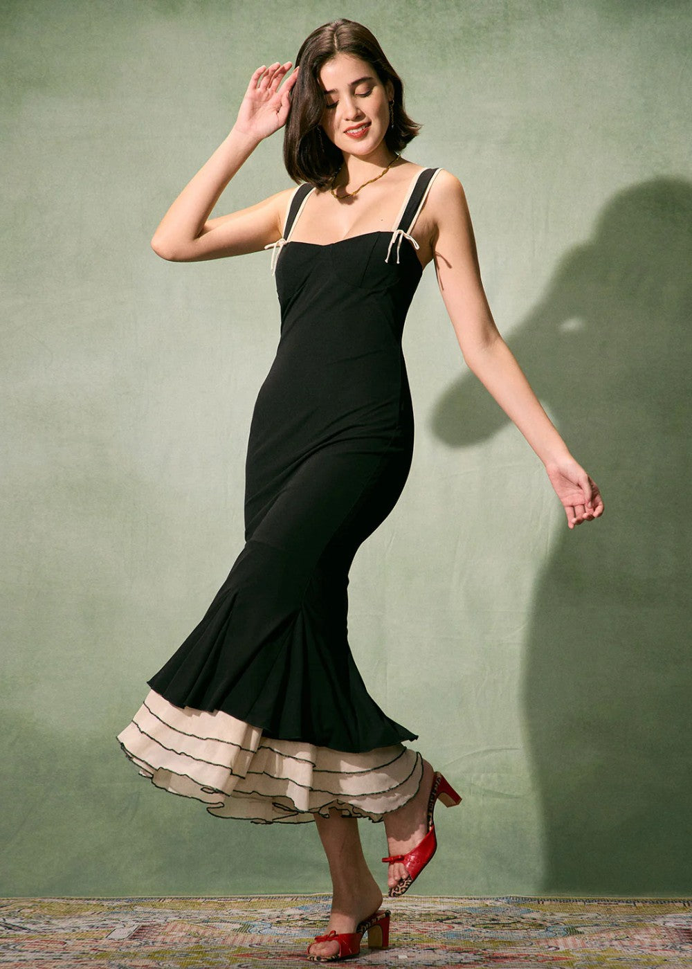 Vestido longo justo preto com decote coração e alças finas