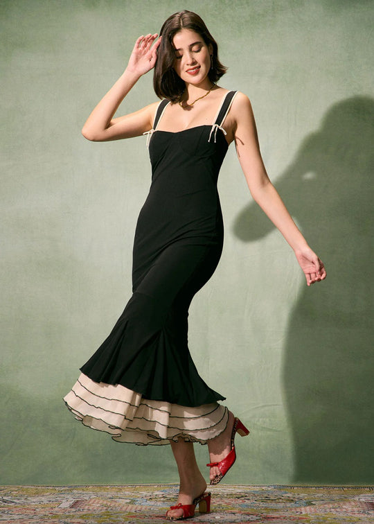 Vestido longo justo preto com decote coração e alças finas